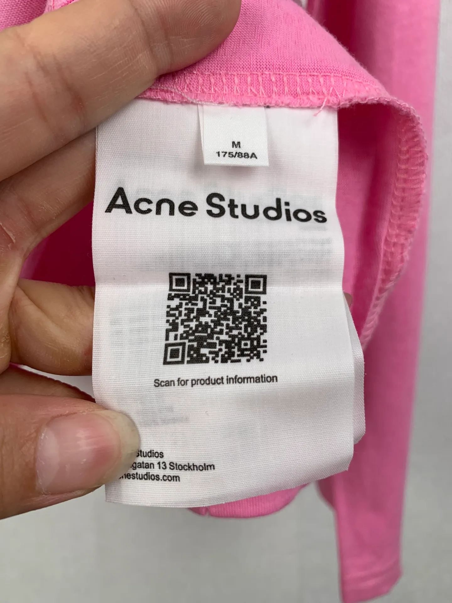 ACNE Studios spray-painted distressed printed logo long-sleeved T-shirt. Customized cloud velvet cool ski-feel cotton. Smooth drape. Delicate Breathable. A touch of glacier blue blooms quietly. Relaxed and alienated. Luxurious. The Acne Studios logo pattern is embellished on the chest. The uneven depth of the letter strokes is like the mark engraved by the years. It is sublimated by the imperfection of spray-painting and distressing to form a visual collision between softness and strength. Needless to say, the design speaks for itself. Let the clothes become an extension of the wearer's personality. Process 1: Use glue printing. The chest printing is modified three times by the film screen. Use glue liquid paint to print the pattern on the fabric. Bake the fabric to fix the printed pattern. Process 2: Gradient distressing spray process. By spraying dyes of different colors on the surface of the fabric, the clothes can show rich color changes under different lights and increase the visual layering. Process 3: Many parts of the body are worn by pure manual regular positioning. Manual brush marks. Add texture and depth to the surface of clothing to imitate the texture of natural wear. Process 4: The fabrics have been fermented and washed. They have a better hand feel. They are not easy to deform, shrink or fade. They maintain long-term beauty. Accessories: Customized 1:1 Acne trademark. Version: Loose version. Size: S M L XL